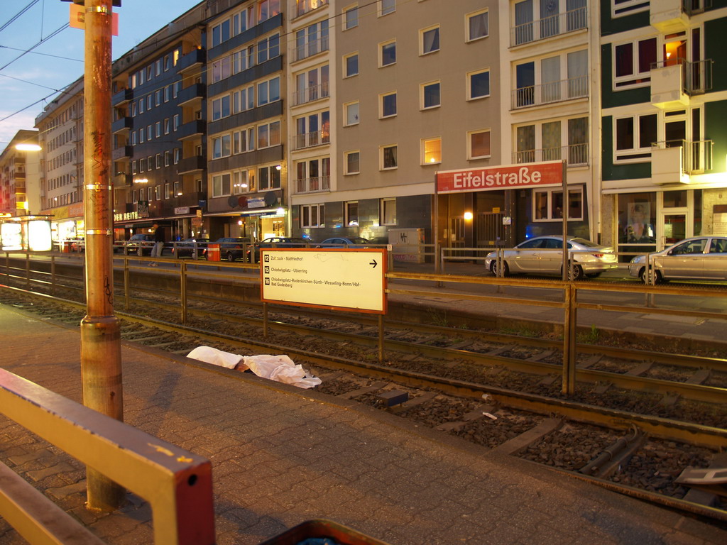 Person unter KVB Bahn Koeln Eifelstr P09.JPG